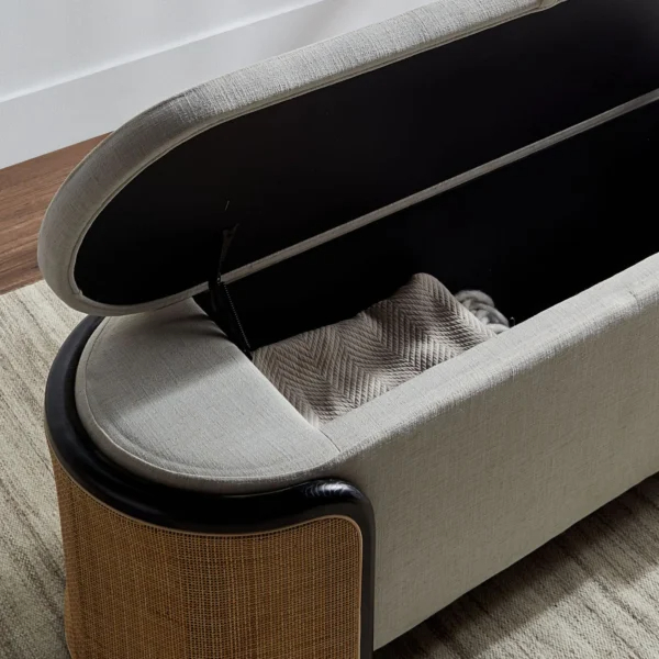 بنش بمساحة تخزين من تصميم أرتيزان 