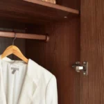 ⁦دولاب ملابس بتصميم بسيط من 5 ادراج⁩ - الصورة ⁦2⁩