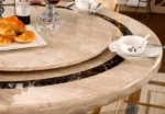 ⁦طاولة طعام رخامية دائرية مع كراسي كلاسيكية⁩ - الصورة ⁦5⁩