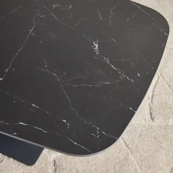 طاولة قهوة بسطح سيراميك بتصميم أولبيا