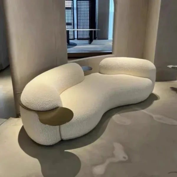 كنب مريح مع طاولة جانبية مميزة