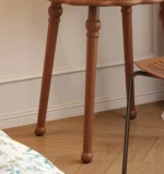 ⁦طاولة تزيين دائرية بتصميم بسيط مع كرسي⁩ - الصورة ⁦5⁩