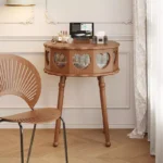 ⁦طاولة تزيين دائرية بتصميم بسيط مع كرسي⁩ - الصورة ⁦2⁩