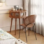 ⁦طاولة تزيين دائرية بتصميم بسيط مع كرسي⁩ - الصورة ⁦3⁩