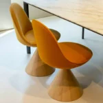 ⁦كرسي طاولة طعام بقاعدة خشبية⁩ - الصورة ⁦3⁩