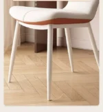 ⁦كرسي طاولة طعام من جلد بتصميم أنيق⁩ - الصورة ⁦12⁩