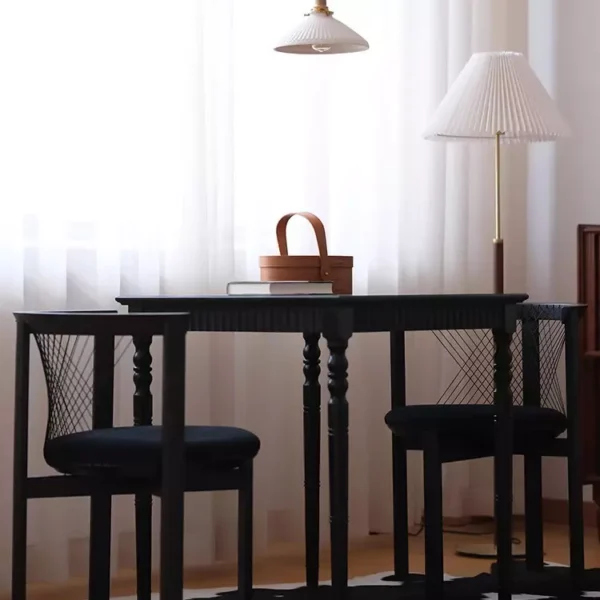 كرسي طاولة طعام بتصميم بسيط