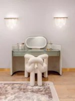 ⁦كرسي مفرد بمساند ذراعين بتصميم متخلف⁩ - الصورة ⁦2⁩