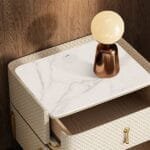 ⁦طاولة جانبية للسرير بتصميم ذكي⁩ - الصورة ⁦6⁩