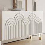 طاولة بوفيه مودرن بيضاء بثلاثة أبواب بنقشة متموجة