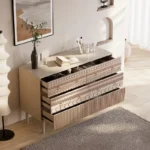 خزانة لغرفة النوم بتصميم مزخرف