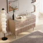 خزانة لغرفة النوم بتصميم مزخرف