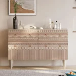 خزانة لغرفة النوم بتصميم مزخرف