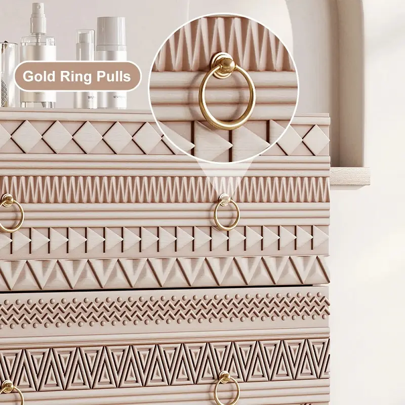 خزانة لغرفة النوم بتصميم مزخرف