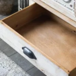 خزانة بتصميم ريفي مع سطح بتصميم فني