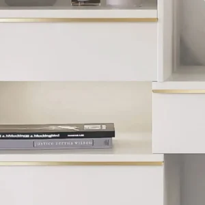 طاولة تسريحة مع مرآة مضاءة وخزانة جانبية وكرسي