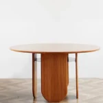 طاولة طعام بتصميم مميز مع مساحة تخزين