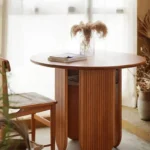 طاولة طعام بتصميم مميز مع مساحة تخزين