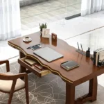 طاولة مكتب خشبي بتصميم عصري