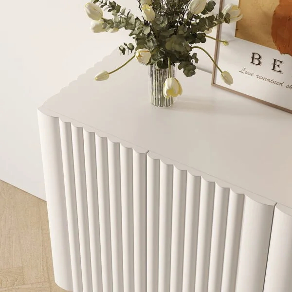 بوفيه جانبي عصري مع ابواب منقوشة