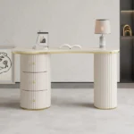 طاولة مكتب بتصميم منحني