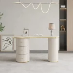 طاولة مكتب بتصميم منحني