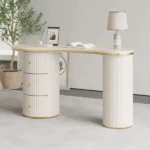 طاولة مكتب بتصميم منحني