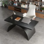 طاولة مكتب بشكل مستطيل مع قاعدة منحنية