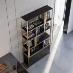 مكتبة فاخرة بأرفف للتخزين بتصميم فاخر