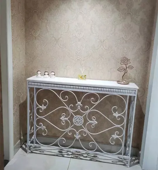 طاولة كونسول بتصميم بسيط