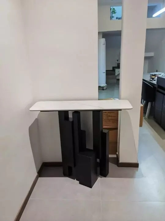 كونسول مودرن مع قاعدة بتصميم مبدع