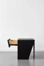 ⁦طاولة جانبية للسرير بتصميم مميز⁩ - الصورة ⁦5⁩