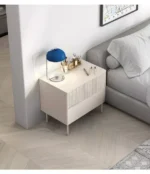 طاولة جانبية للسرير كلاسيكي - Image 3
