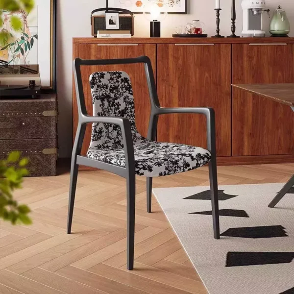 كرسي طعام بتصميم عملي مميز و شيك