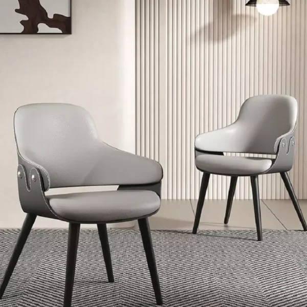 كرسي طعام جلدي بتصميم مميز