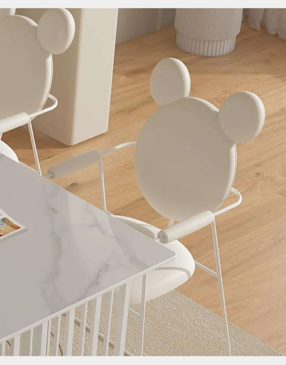 طاولة طعام مع كراسي بتصميم فرنسي