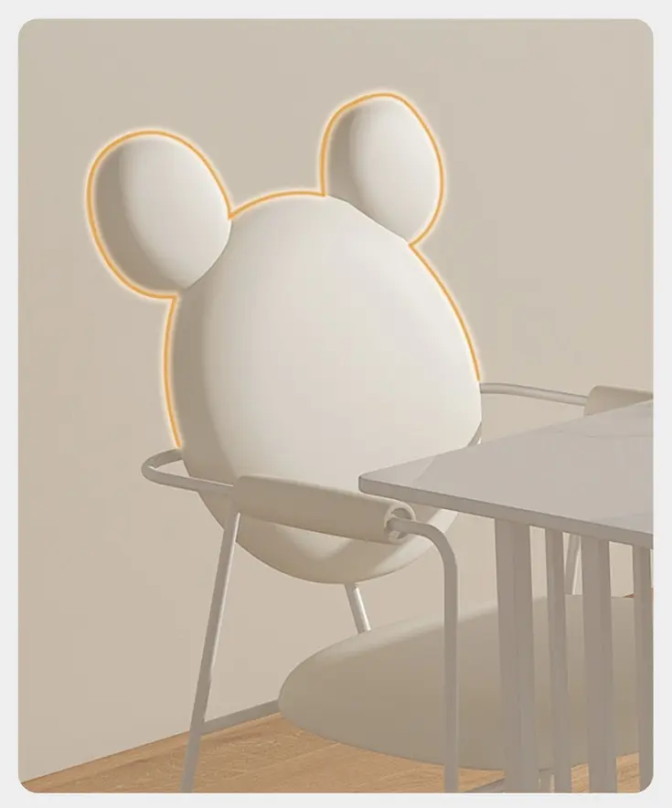 طاولة طعام مع كراسي بتصميم فرنسي