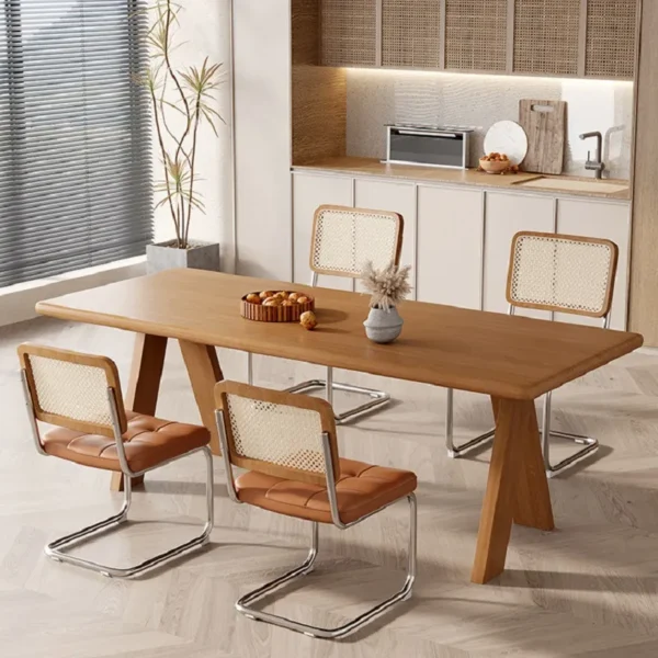 طاولة طعام خشبية عملية و مميزة مع كراسي