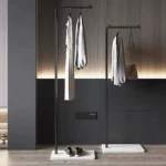 علاقة ملابس بتصميم مميز مع قاعدة رخامية