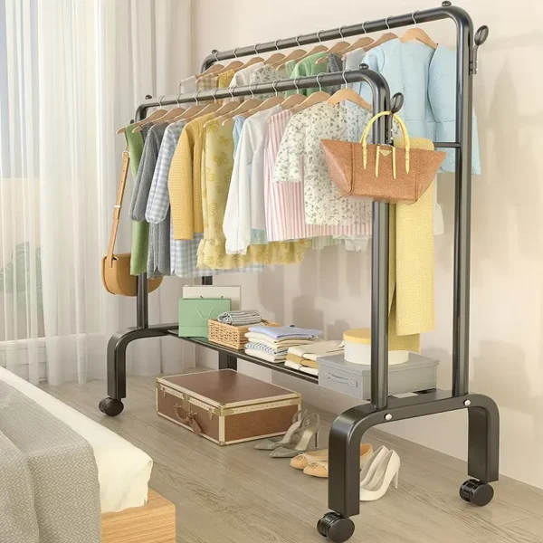 علاقة ملابس بشماعتين مميزتين