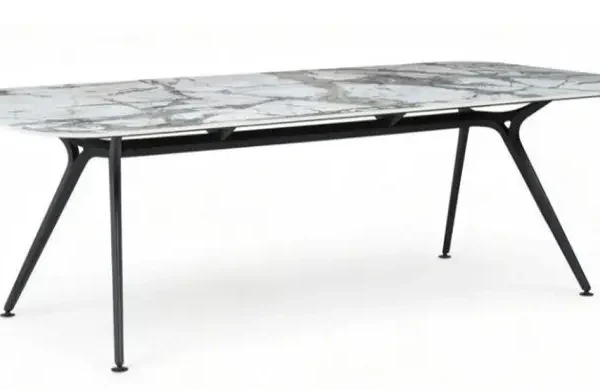 طاولة طعام مع سطح رخامي