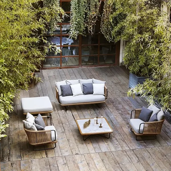 جلسات خارجية مع طاولة القهوة للفناء