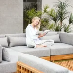 جلسات خارجية مع طاولة قهوة