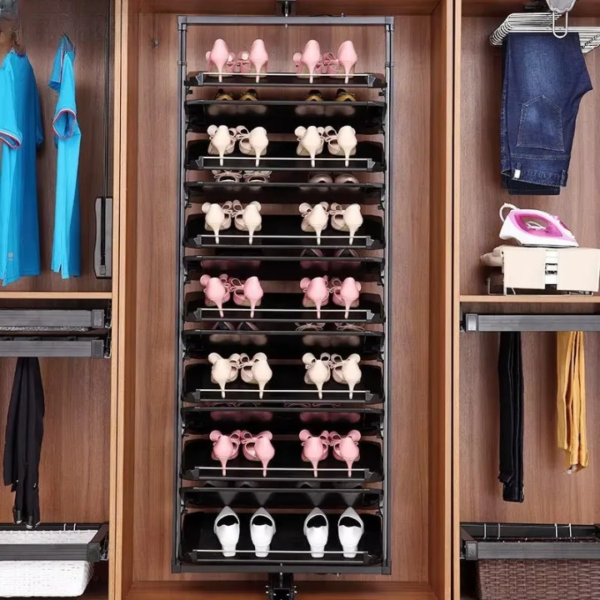 رف أحذية دوار متعدد الطبقات بتصميم عمودي عملي لتنظيم الأحذية داخل غرفة الملابس أو مدخل المنزل