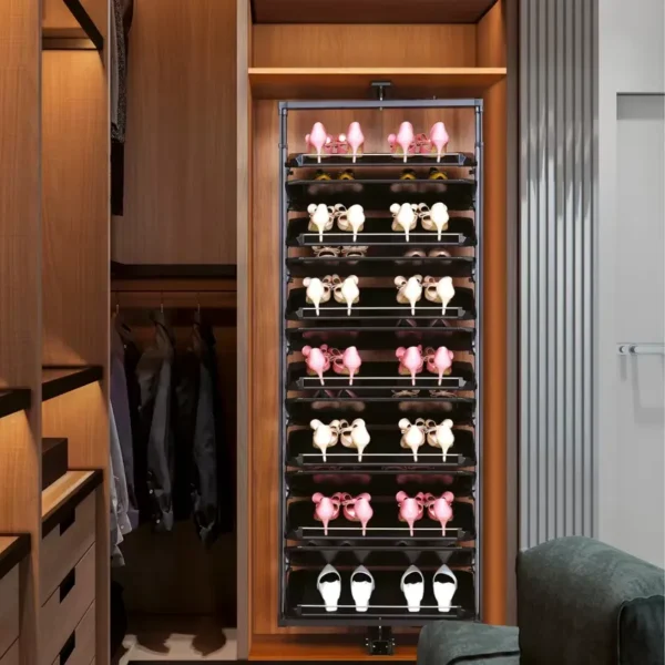 رف أحذية دوار متعدد الطبقات بتصميم عمودي عملي لتنظيم الأحذية داخل غرفة الملابس أو مدخل المنزل